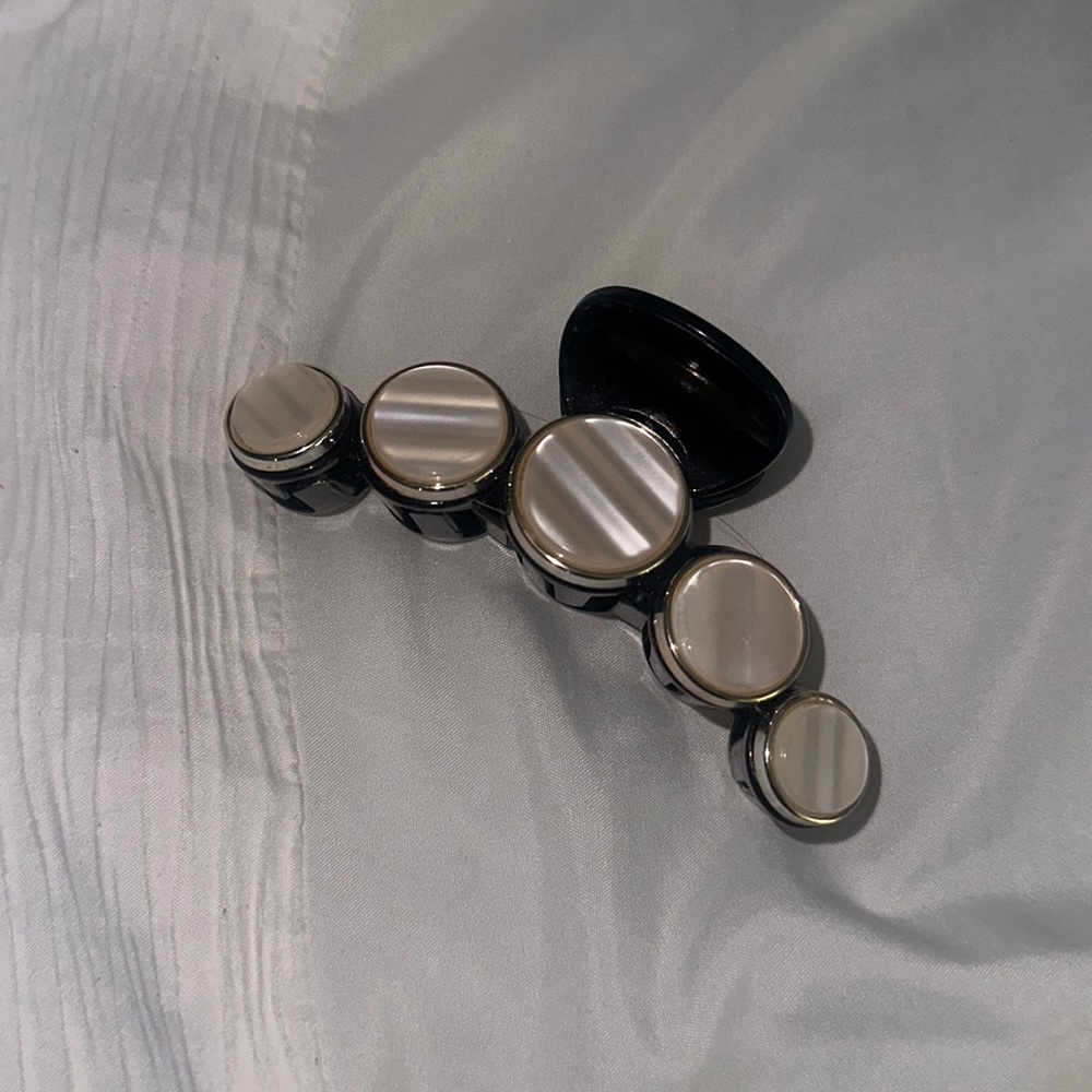 Pearl claw clip